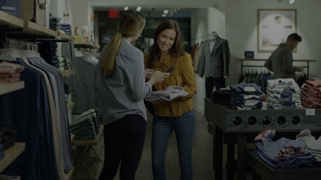 Untuckit employee helping customer while using NewStore technology